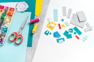 Keçeden yapılmış. Gelecekçi robot. Çocuk oyuncağı. Yaratıcılık için malzeme