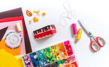 Keçeli kek. Bir çocuk yap. Anaokulu gelişimi. Bebek için ustalık. Montessori malzemesi