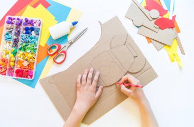 Karton ve kağıttan yapılmış bir roket. Çocukların yaratıcılığını geri dönüştürmek. Kendin yap kalem tutacağı..