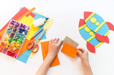 Karton ve kağıttan yapılmış bir roket. Çocukların yaratıcılığını geri dönüştürmek. Kendin yap kalem tutacağı..