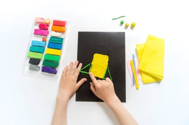 Plastiğin roketi. Çocukların yaratıcılık elleri.