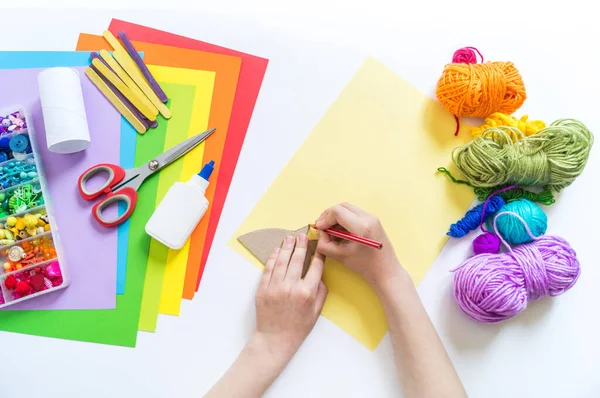 Cartón Unicornio Artesanía Papel Las Manos Los Niños Hacen Cómo —  Fotos de Stock