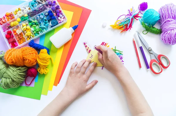 Cartón Unicornio Artesanía Papel Las Manos Los Niños Hacen Cómo —  Fotos de Stock