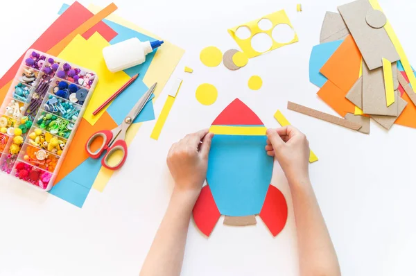 Karton Kağıttan Yapılmış Bir Roket Çocukların Yaratıcılığını Geri Dönüştürmek Kendin — Stok fotoğraf