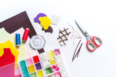 Keçeden yapılmış oyuncak. Çocukla oyun oynamak için dondurma ve pasta. El sanatları için malzeme.