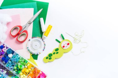 Keçeden yapılmış bir böcek. Bir çocuk için tırtıl oyuncağı. Evde ve anaokulunda el işi malzemesi.