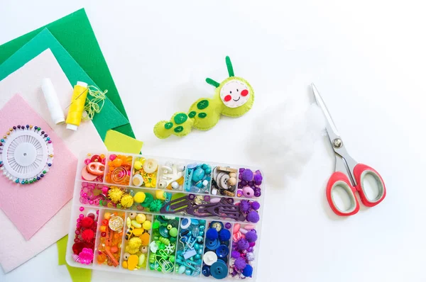 感情で作られた昆虫 子供のためのキャタピラーおもちゃ 家庭や幼稚園での工芸品の材料 — ストック写真