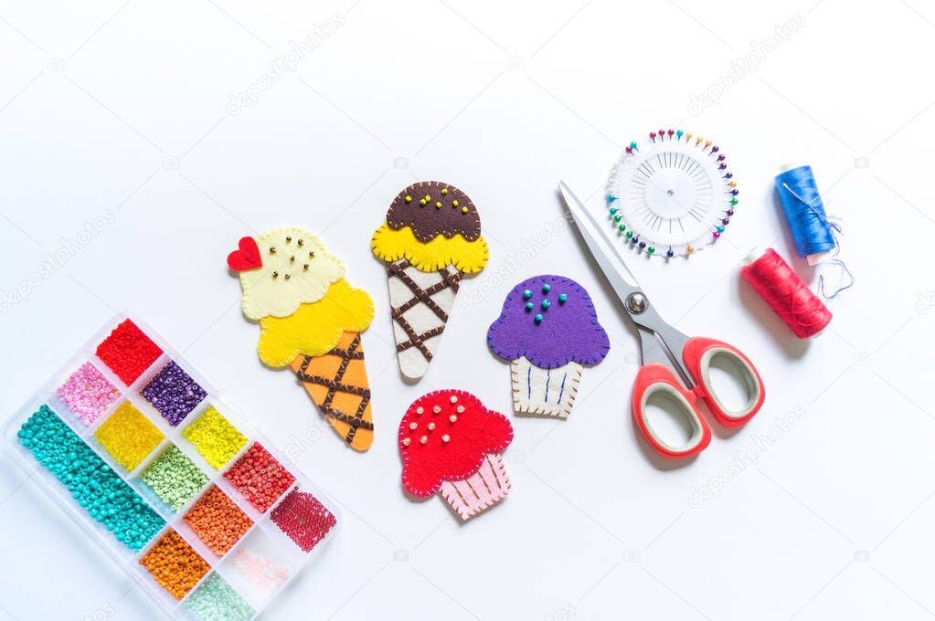 Toy made of felt. Ice cream and cake for games with a child. Material for crafts.