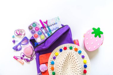 Okul malzemeleriyle dolu sırt çantası ve çalışmak için kitaplar. Parlak renkli gökkuşağı. Okul konseptine geri dönelim. Bir çocuk için düz, üst görünüm beslenme çantası