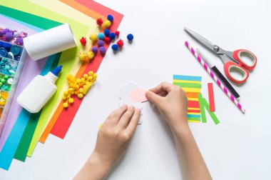 Karton lama. Yaratıcı çocukların el işi. Meksika geleneği. Cinco de mayonez