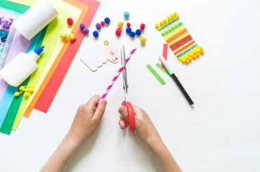 Karton lama. Yaratıcı çocukların el işi. Meksika geleneği. Cinco de mayonez