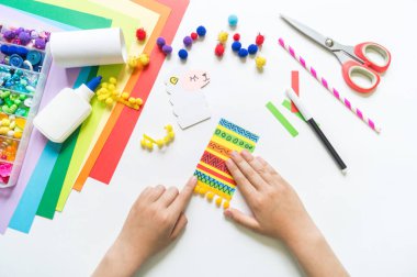 Karton lama. Yaratıcı çocukların el işi. Meksika geleneği. Cinco de mayonez