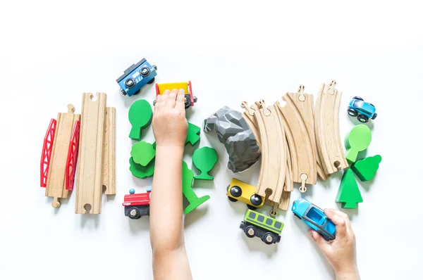 Houten Spoorweg Een Jongen Speelt Een Speelgoedtrein Plat Gelegd Kleuterschool — Stockfoto