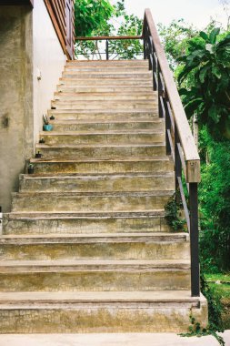 Modern bir binanın korkuluk ve merdivenlerinin detaylarını kapat.