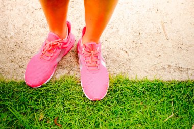 Kadın atletik bacak ve koşu ayakkabıları ile koşu ve yürüyüş.