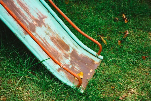 O velho controle deslizante do parque infantil . — Fotografia de Stock