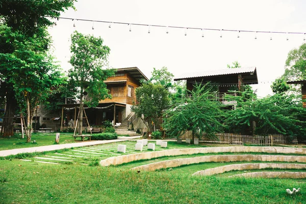 Terraza de café con mesas y sillas — Foto de Stock