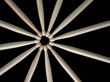 Siyah arka plan birçok sopaları 