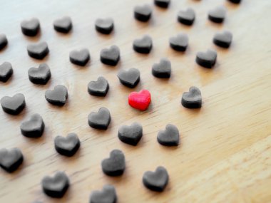 ahşap masa, seçici fo mum siyah kalp şekli yapılmış