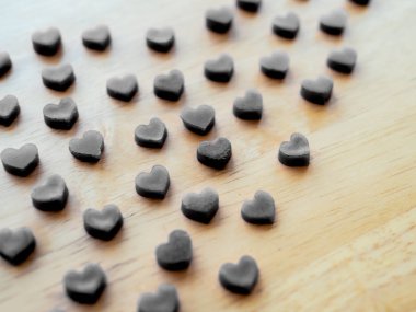 ahşap masa, seçici fo mum siyah kalp şekli yapılmış