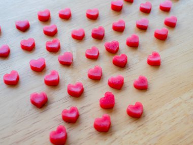 ahşap masa, seçici odak üzerine de mum yapılan kalp şekli