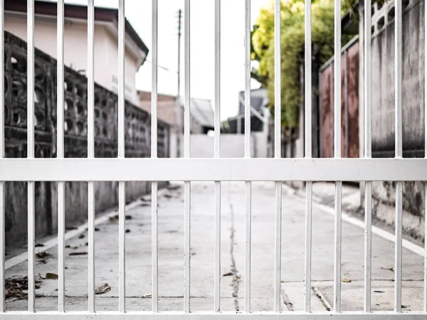 Bílá kované plot na majetku, silniční linky, venku — Stock fotografie