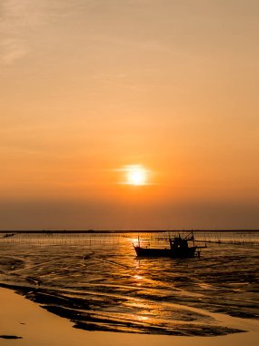Balıkçılık Tekne karaya oturdu, güneş batıyor ışık