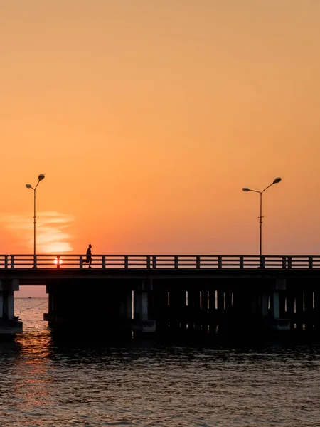 Silhueta de um corredor em ponte, tempo de pôr-do-sol — Fotografia de Stock