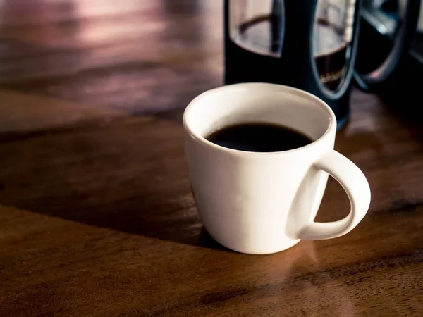 Franse koffie pers met vers gezette koffie, op houten tafel — Stockfoto