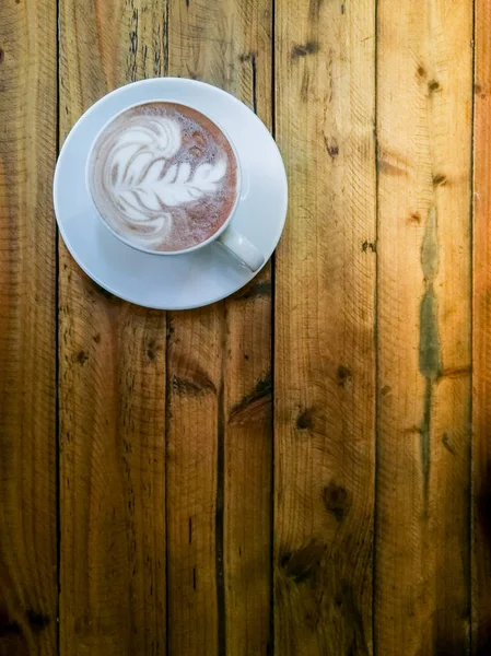 Chocolate quente em uma xícara branca, na mesa de madeira — Fotografia de Stock