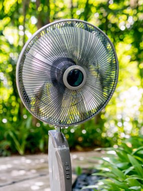 Bahçedeki elektrik tablo fan 
