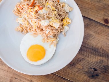 güneşli up ile lezzetli şehriye ahşap masa üstünde yumurta kızarmış