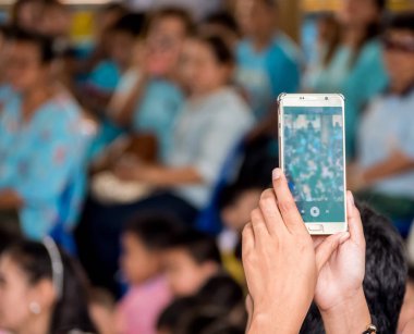 kimse yapınmak smartphone tarafından video klip çekmeye