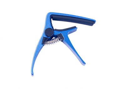 Gitar mavi capo beyaz arka planda, yakın çekim