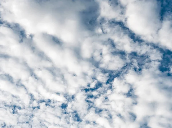 Cielo azul con nubes, parecen del espacio exterior — Foto de Stock