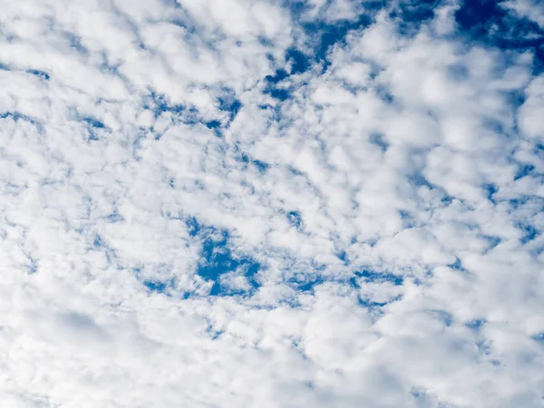 Cielo azul con nubes, parecen del espacio exterior — Foto de Stock
