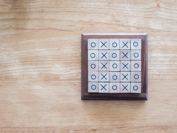 OX gry, wykonane przez drewniany klocek, na tle drewna — Zdjęcie stockowe