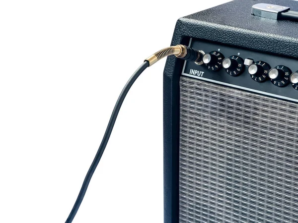 Amplificateur de guitare avec câble jack isolé sur fond blanc — Photo