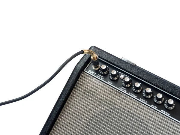Amplificador de guitarra con cable jack aislado sobre fondo blanco — Foto de Stock