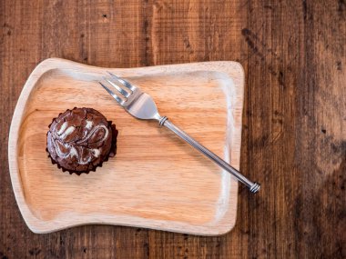 Ahşap tabak üzerinde ev yapımı esnaf karanlık çikolatalı kek