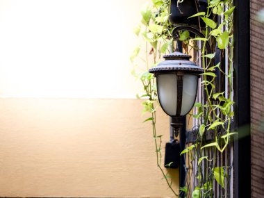 Vintage tarzı lamba wih sarı duvar arka plan dışında