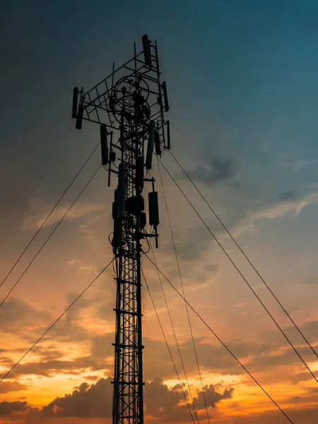 Mobilní telefon tower, v západu slunce světlo — Stock fotografie