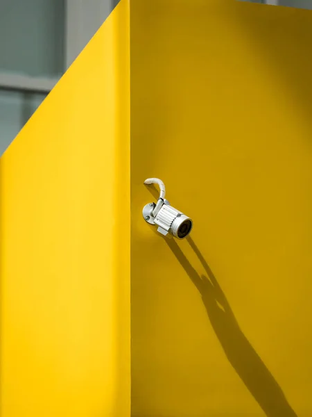 Hliník uzavřený okruh kamera pro bezpečnost na žluté betonu — Stock fotografie