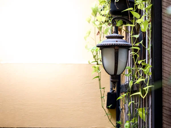 Vintage tarzı lamba wih sarı duvar arka plan dışında — Stok fotoğraf