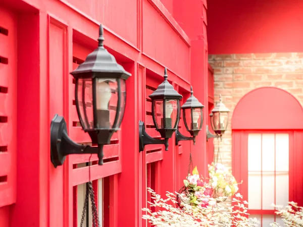 Vintage-Stil außen Lampe hängt an der roten Wand Hintergrund — Stockfoto