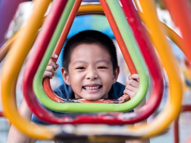 Mutlu çocuk, playgroun üzerinde oynayan Asya bebek çocuk