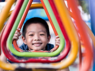 Mutlu çocuk, playgroun üzerinde oynayan Asya bebek çocuk