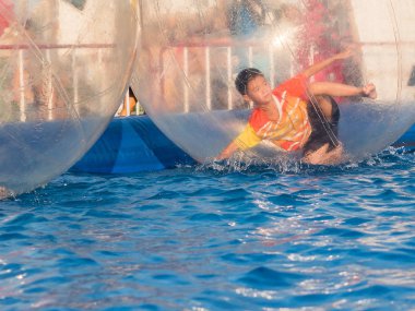 İçinde bir yüzen su topu, Zo yürüyüş oynayan genç Asyalı çocuk