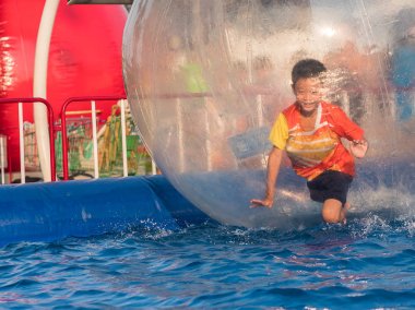 İçinde bir yüzen su topu, Zo yürüyüş oynayan genç Asyalı çocuk