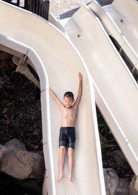 Asyalı çocuk havuza kaymak oynamak için bekliyor